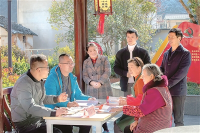 浙江省淳安縣紀(jì)委監(jiān)委強(qiáng)化監(jiān)督推進(jìn)基層治理，在村口、公園等人流較大的地方開(kāi)展流動(dòng)接訪，到村社基層一線和群眾面對(duì)面交流，收集相關(guān)問(wèn)題線索。圖為該縣紀(jì)檢監(jiān)察干部在屏門(mén)鄉(xiāng)佛嶺后村設(shè)攤接訪。 攝影/毛勇鋒（淳安縣紀(jì)委監(jiān)委干部）