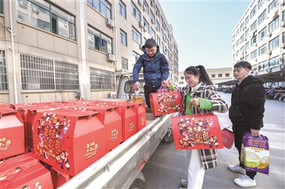 浙江省諸暨市人社局等部門近日聯(lián)合多家企業(yè)共同推出愛崗敬業(yè)紅包、年貨大禮包、安排錯(cuò)峰休假等舉措，倡導(dǎo)外地員工留在諸暨過(guò)年。圖為一家公司工作人員正在準(zhǔn)備向外地員工發(fā)放過(guò)年禮包。 新華社記者 徐昱 攝