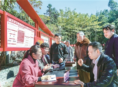 福建省仙游縣紀(jì)委監(jiān)委聚焦侵害群眾利益的腐敗和作風(fēng)問題，在全縣18個(gè)鄉(xiāng)鎮(zhèn)（街道）建立流動接訪點(diǎn)，通過開展接訪聽民意、察民情，切實(shí)維護(hù)群眾利益。圖為1月21日，該縣紀(jì)委監(jiān)委干部在龍華鎮(zhèn)紅旗村接訪。 吳震 攝