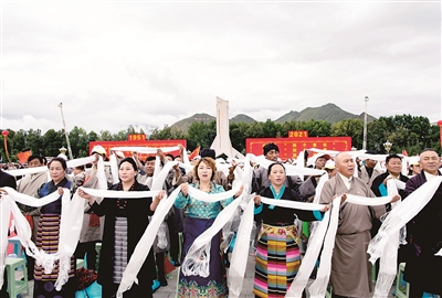 8月19日，西藏各族各界干部群眾2萬(wàn)多人歡聚在拉薩布達(dá)拉宮廣場(chǎng)，熱烈慶祝西藏和平解放70周年。圖為慶祝西藏和平解放70周年大會(huì)現(xiàn)場(chǎng)