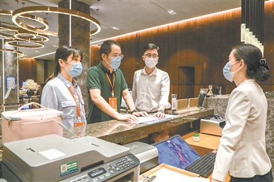 江蘇省宜興市紀委監(jiān)委緊盯隱形變異“四風”問題，聯(lián)合有關(guān)部門組成專項督查組到酒店、餐館等處開展監(jiān)督檢查，通過調(diào)閱財務(wù)賬冊、消費明細、發(fā)票底單等查找有關(guān)線索，嚴查違規(guī)吃喝問題。圖為近日，督查組在某酒店了解情況。褚亮 攝
