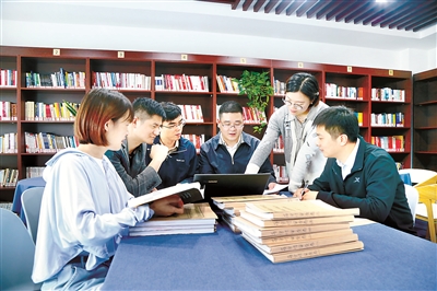 ▶圖為宿遷市紀(jì)委監(jiān)委案件審理室工作人員對趙峰案件中有關(guān)問題進(jìn)行研究。紀(jì)延 攝
