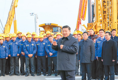 12月12日至13日，中共中央總書記、國家主席、中央軍委主席習(xí)近平在江蘇徐州市考察。這是12日下午，習(xí)近平在徐工集團重型機械有限公司親切看望勞動模范、技術(shù)能手等職工代表，鼓勵他們在為實現(xiàn)中國夢的奮斗中爭取人人出彩。 　　新華社記者 謝環(huán)馳攝