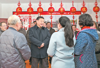 12月12日至13日，中共中央總書記、國家主席、中央軍委主席習(xí)近平在江蘇徐州市考察。這是12日下午，習(xí)近平在潘安湖街道馬莊村黨員活動室與正在學(xué)習(xí)黨的十九大精神的黨員交流。 　　新華社記者 謝環(huán)馳攝