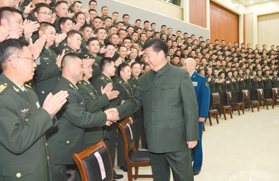 12月13日，中共中央總書記、國家主席、中央軍委主席習近平到第71集團軍視察。這是習近平親切接見集團軍機關(guān)全體干部和所屬部隊團以上干部。 　　新華社記者 李 剛攝