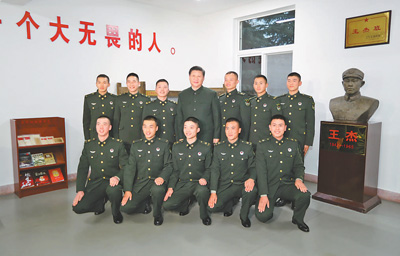 12月13日，中共中央總書記、國家主席、中央軍委主席習近平到第71集團軍視察。這是習近平同“王杰班”戰(zhàn)士合影。 　　新華社記者 李 剛攝