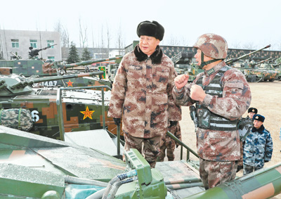 1月3日，中共中央總書記、國家主席、中央軍委主席習(xí)近平視察中部戰(zhàn)區(qū)陸軍某師。這是習(xí)近平登上99A坦克，詳細(xì)了解裝備戰(zhàn)技性能。 　　新華社記者 李 剛攝