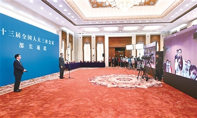 5月22日，第十三屆全國人民代表大會(huì)第三次會(huì)議舉行首場(chǎng)“部長(zhǎng)通道”采訪活動(dòng)。 新華社記者 陳曄華 攝