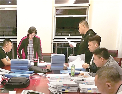 內(nèi)蒙古自治區(qū)紀(jì)委監(jiān)委專案組工作人員在研判文民案情。  石繼芳 攝
