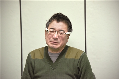 面對組織審查調(diào)查，文民逐漸交代違紀(jì)違法事實(shí)，流下悔恨的淚水。劉東亮 攝  （內(nèi)蒙古自治區(qū)紀(jì)委監(jiān)委供圖）