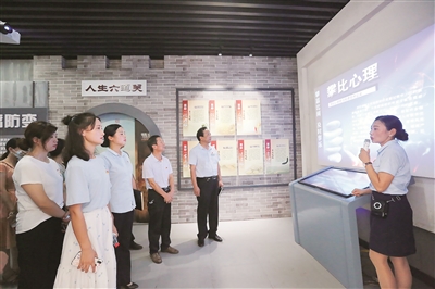 近日，湖北省隨州市紀(jì)委監(jiān)委深入開展楊國(guó)友涉黑“保護(hù)傘”案以案促改工作，組織黨員干部前往市廉政教育基地，通過剖析發(fā)案心理、宣講典型案例，持續(xù)擴(kuò)大案件警示效果。徐斌 攝