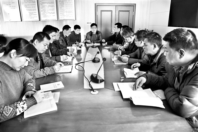 《關(guān)于開(kāi)展掃黑除惡專(zhuān)項(xiàng)斗爭(zhēng)的通知》發(fā)出后，河南省靈寶市紀(jì)委監(jiān)委及時(shí)行動(dòng)，學(xué)習(xí)有關(guān)部署精神，對(duì)近年來(lái)查處的黨員干部違紀(jì)違法問(wèn)題進(jìn)行“大起底”，深挖背后是否存在涉黑涉惡或充當(dāng)黑惡勢(shì)力“保護(hù)傘”等問(wèn)題。圖為市紀(jì)委監(jiān)委干部正在逐案分析研究。杭洋 楊蓓蓓 攝影報(bào)道