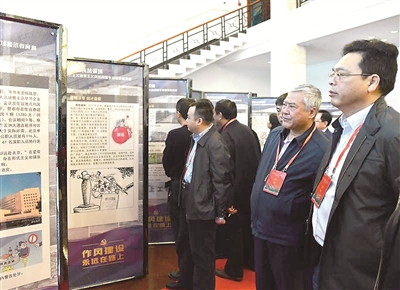 圖為近日貴州省組織開展扶貧領(lǐng)域形式主義、官僚主義、弄虛作假突出問題專項警示教育展，相關(guān)領(lǐng)域黨員領(lǐng)導(dǎo)干部共500余人觀展。（資料圖片）