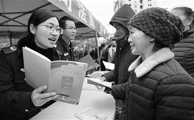 連日來，廣西壯族自治區(qū)融水苗族自治縣司法局組織多種形式的普法活動，宣傳民法典。圖為近日，該縣司法干警在蘆笙廣場向市民宣傳民法典。（圖片來源：視覺中國）