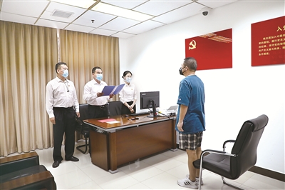 2020年6月，外逃加拿大的“紅通人員”、原鐵道部運(yùn)輸局營(yíng)運(yùn)部調(diào)研員（正處級(jí)）海濤回國(guó)投案，接受監(jiān)察機(jī)關(guān)調(diào)查。此前，北京市海淀區(qū)監(jiān)委對(duì)海濤及重要關(guān)系人進(jìn)行反洗錢調(diào)查，依法查封、凍結(jié)其涉案房產(chǎn)、銀行賬戶、理財(cái)產(chǎn)品等資產(chǎn)，在經(jīng)濟(jì)上使其“斷血”，最終他選擇回國(guó)投案。（資料圖片）