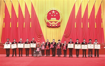 2月25日，全國脫貧攻堅總結(jié)表彰大會在北京人民大會堂隆重舉行。這是參會的全國脫貧攻堅楷模榮譽稱號獲得者在會后合影留念。新華社記者 謝環(huán)馳 攝