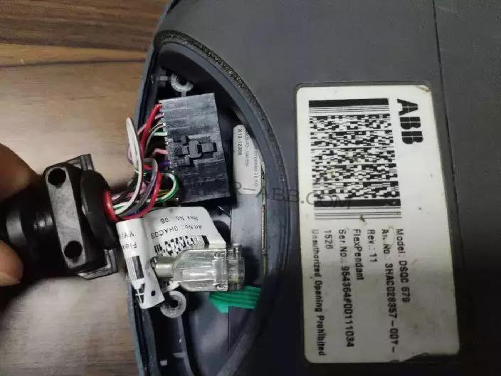 ABB機器人示教器維修拆解過程及更換步驟